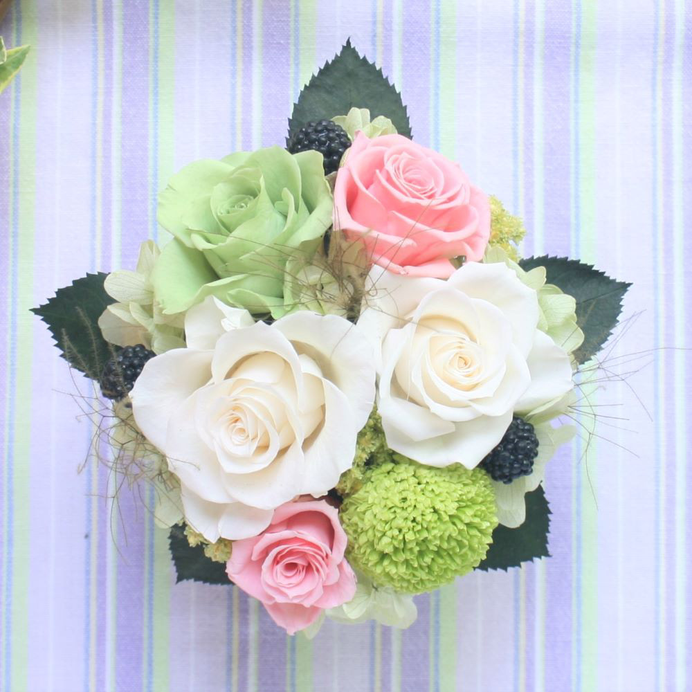 爽やかなミントグリーンのピンポンマムとバラのリングピロー　母の日ギフトにぴったりのアレンジメント　A069