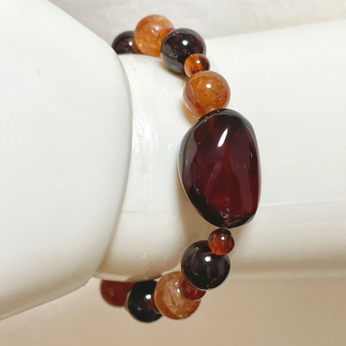 こぢんまりさん＊ manulo ガーネットのブレスレット gan-b-2401-07