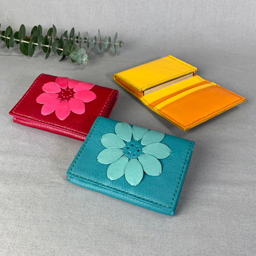 COACH 花柄レザーカードケース 本革の名刺.カード入れ 花柄刺繍 マチ