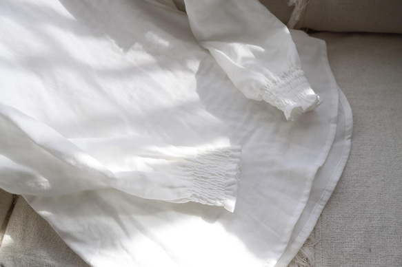 ふわふわダブルガーゼブラウス／シャーリング袖のシンプルなダブルガーゼトップス／ホワイト 4枚目の画像