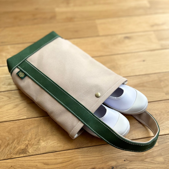 "入園入学2点セット" レッスンバッグ 上履き入れ　名入れチャーム付〈beige × green〉《受注製作》 3枚目の画像