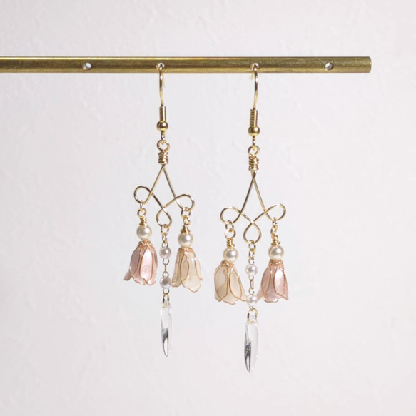 ディップアート＊パステルカラーなチューリップのシャンデリアピアス(イヤリング)　【ホワイト＆ピンク】 　N741 3枚目の画像