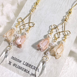 ディップアート＊パステルカラーなチューリップのシャンデリアピアス(イヤリング)　【ホワイト＆ピンク】 　N741 2枚目の画像