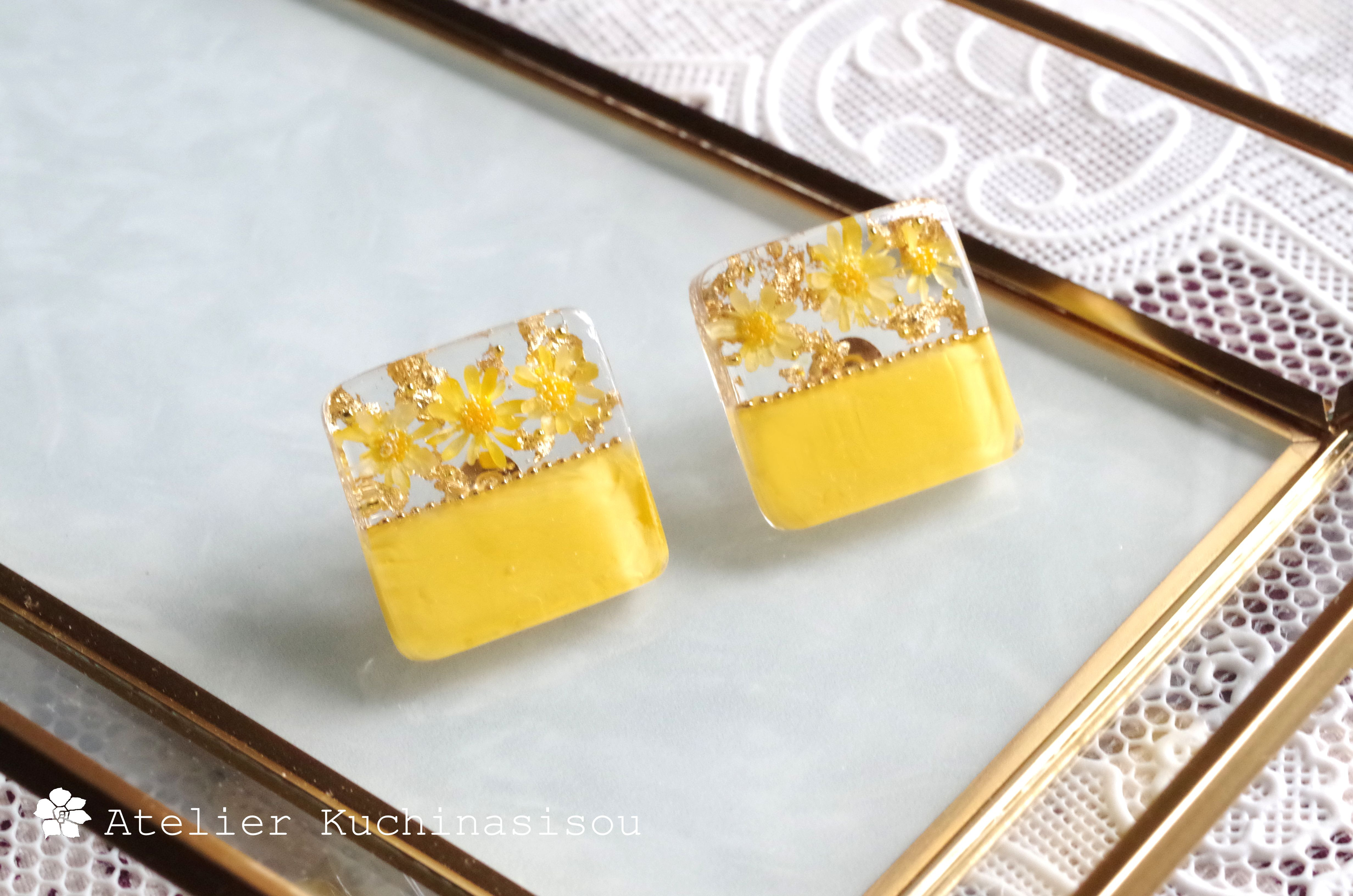 レジンアート　バイカラーのお花のピアス〈イエロー〉