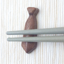ネクタイ型、木製箸置き 2枚目の画像