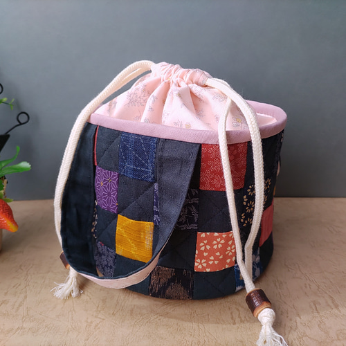 パッチワークの巾着バッグ【Creema限定】☆ソーイングバッグ仕様☆丸底