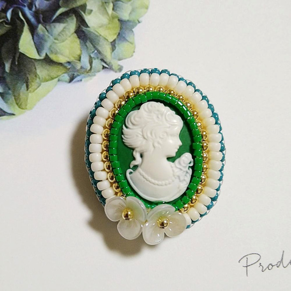 薄緑色のビーズ刺繍チュチュ チューリップのビーズ刺繍スマホショルダー | iichi 日々の暮らしを