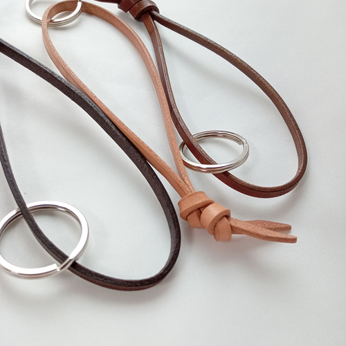 長い革ひもキーホルダー 結び ヌメ革 キーホルダー TORI WORKS 通販