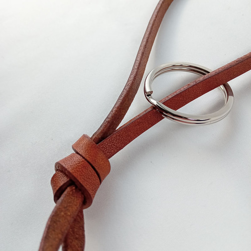 長い革ひもキーホルダー 結び ヌメ革 キーホルダー TORI WORKS 通販