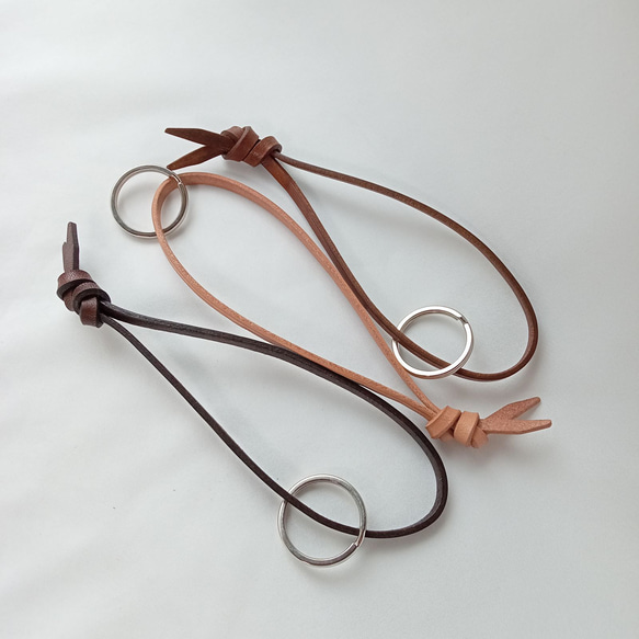 長い革ひもキーホルダー 結び ヌメ革 キーホルダー TORI WORKS 通販
