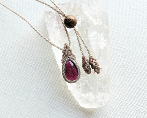 『紅輝』コバルトドロマイトとルビーのマクラメペンダントネックレス 紅輝』コバルトドロマイトとルビーのマクラメペンダントネックレス