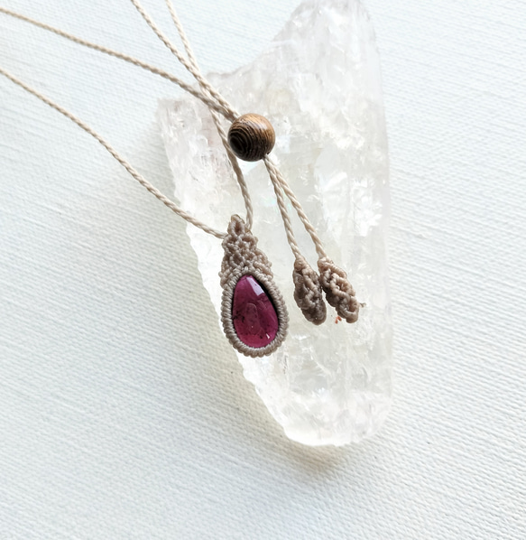 ブラックオパール、ロードライトガーネット マクラメ編み ネックレス ブラックオパール、ロードライトガーネット マクラメ編み ネックレス