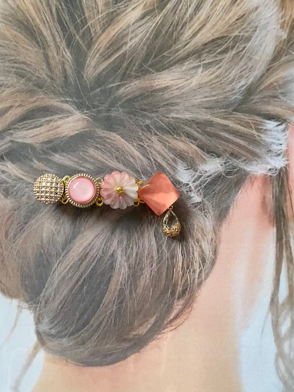 ボタン バレッタ ヘアアクセサリー ハンドメイド レジン 花 ゴールド ガラス 8枚目の画像