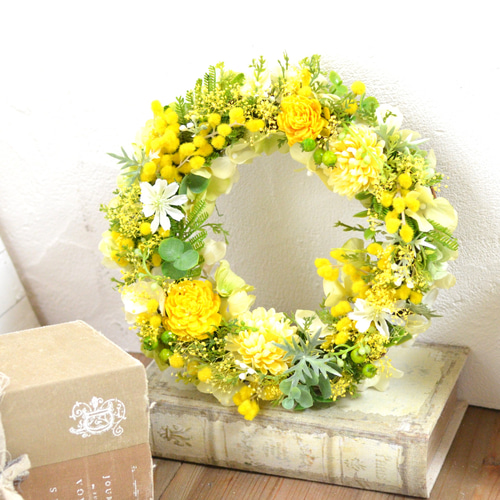 ミモザを散りばめた春のナチュラルリース・明るいイエローグリーンが