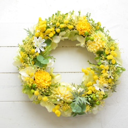 ミモザを散りばめた春のナチュラルリース・明るいイエローグリーンが