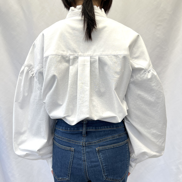 襟フリルのゆったりピンタックブラウス バルーン袖 コットン100% 長袖 ホワイト 8枚目の画像