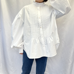 襟フリルのゆったりピンタックブラウス バルーン袖 コットン100% 長袖 ホワイト 1枚目の画像