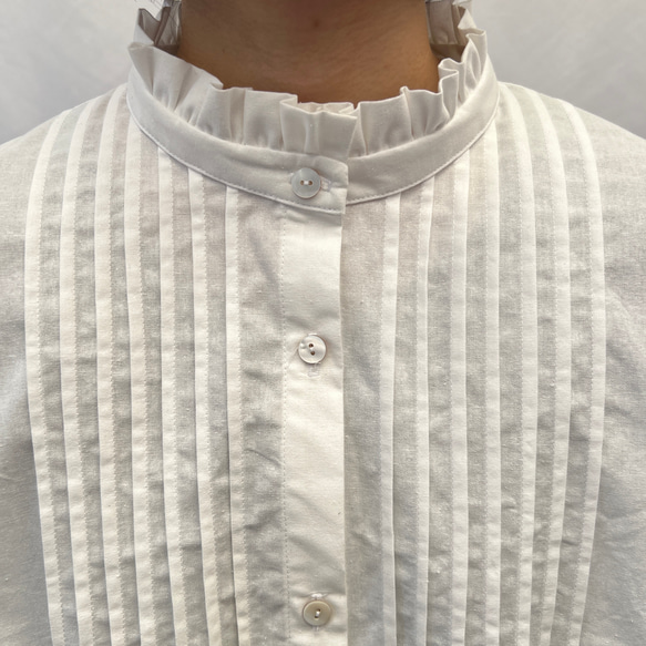 襟フリルのゆったりピンタックブラウス バルーン袖 コットン100% 長袖 ホワイト 9枚目の画像