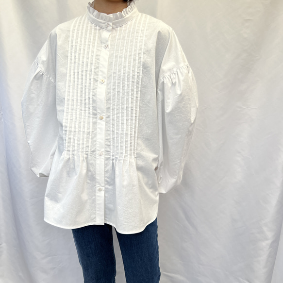 襟フリルのゆったりピンタックブラウス バルーン袖 コットン100% 長袖 ホワイト 3枚目の画像