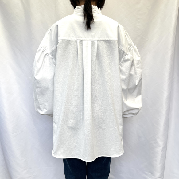 襟フリルのゆったりピンタックブラウス バルーン袖 コットン100% 長袖 ホワイト 4枚目の画像