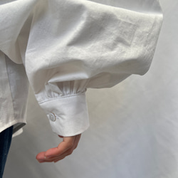 襟フリルのゆったりピンタックブラウス バルーン袖 コットン100% 長袖 ホワイト 10枚目の画像