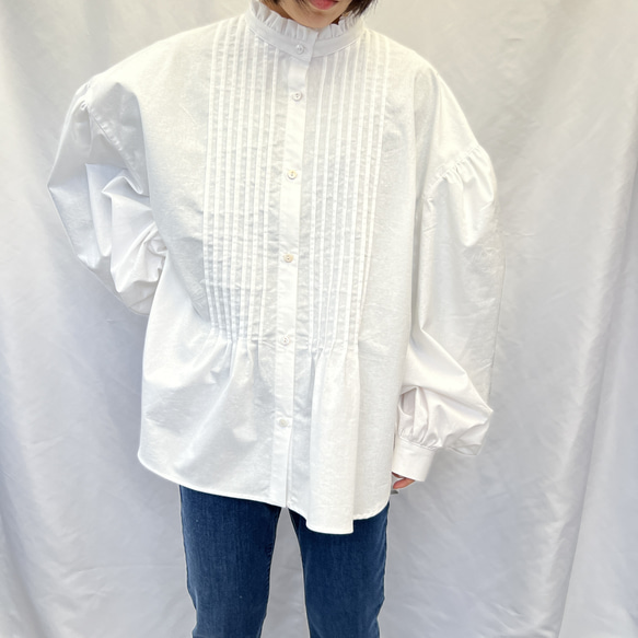 襟フリルのゆったりピンタックブラウス バルーン袖 コットン100% 長袖 ホワイト 2枚目の画像