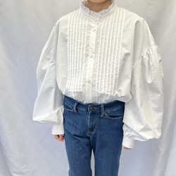 襟フリルのゆったりピンタックブラウス バルーン袖 コットン100% 長袖 ホワイト 5枚目の画像