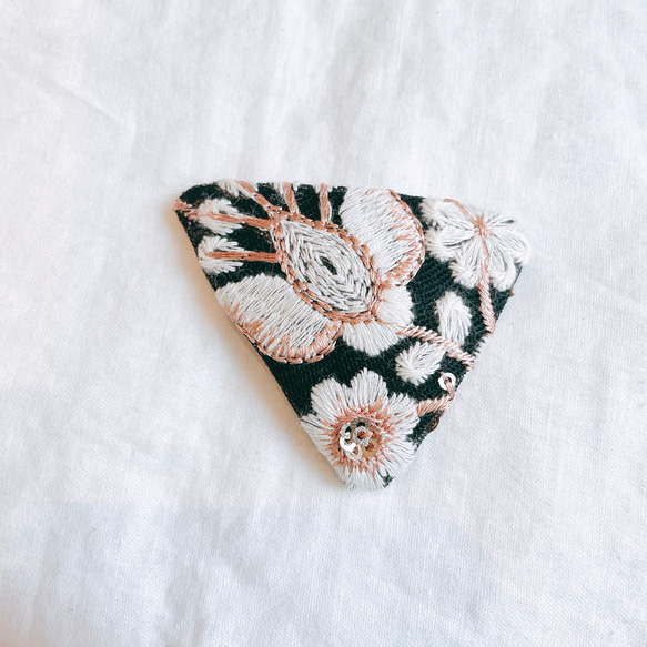 インド刺繍リボン♡三角ピン　ヘアピン　ぱっちんピン 1枚目の画像