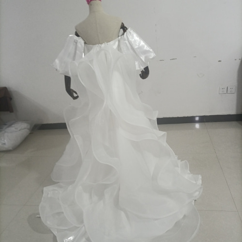 ウエディングドレス 光沢感 ベアトップ パフスリーブ ラッフルフリル  