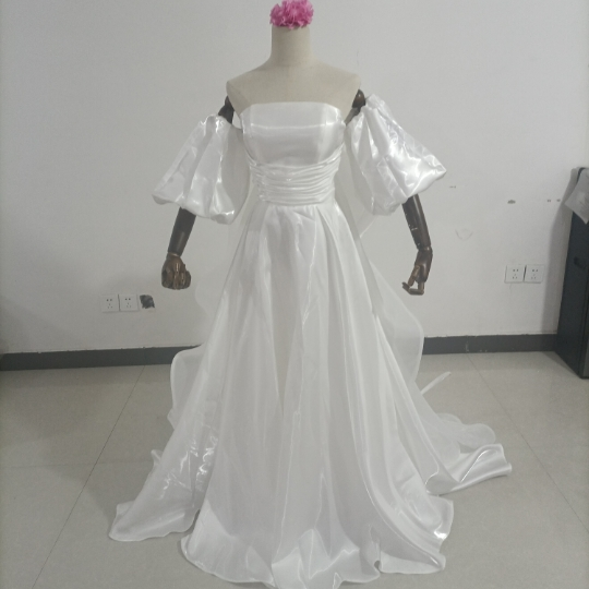 ウエディングドレス 光沢感 ベアトップ パフスリーブ ラッフルフリル 豪華なバックリボン 披露宴