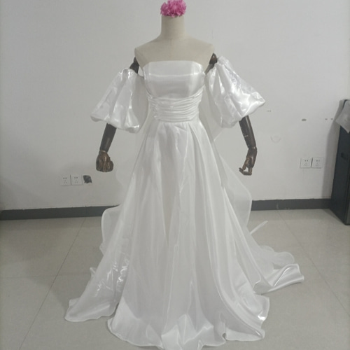 ウエディングドレス 光沢感 ベアトップ パフスリーブ ラッフルフリル  