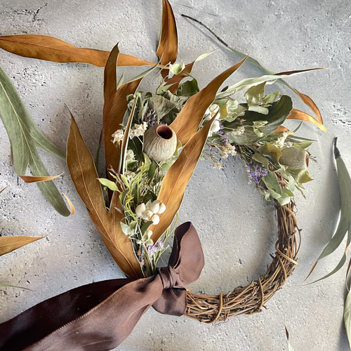 表と裏で異なる色を持つ葉 グレビリアゴールドのリース ドライフラワー  