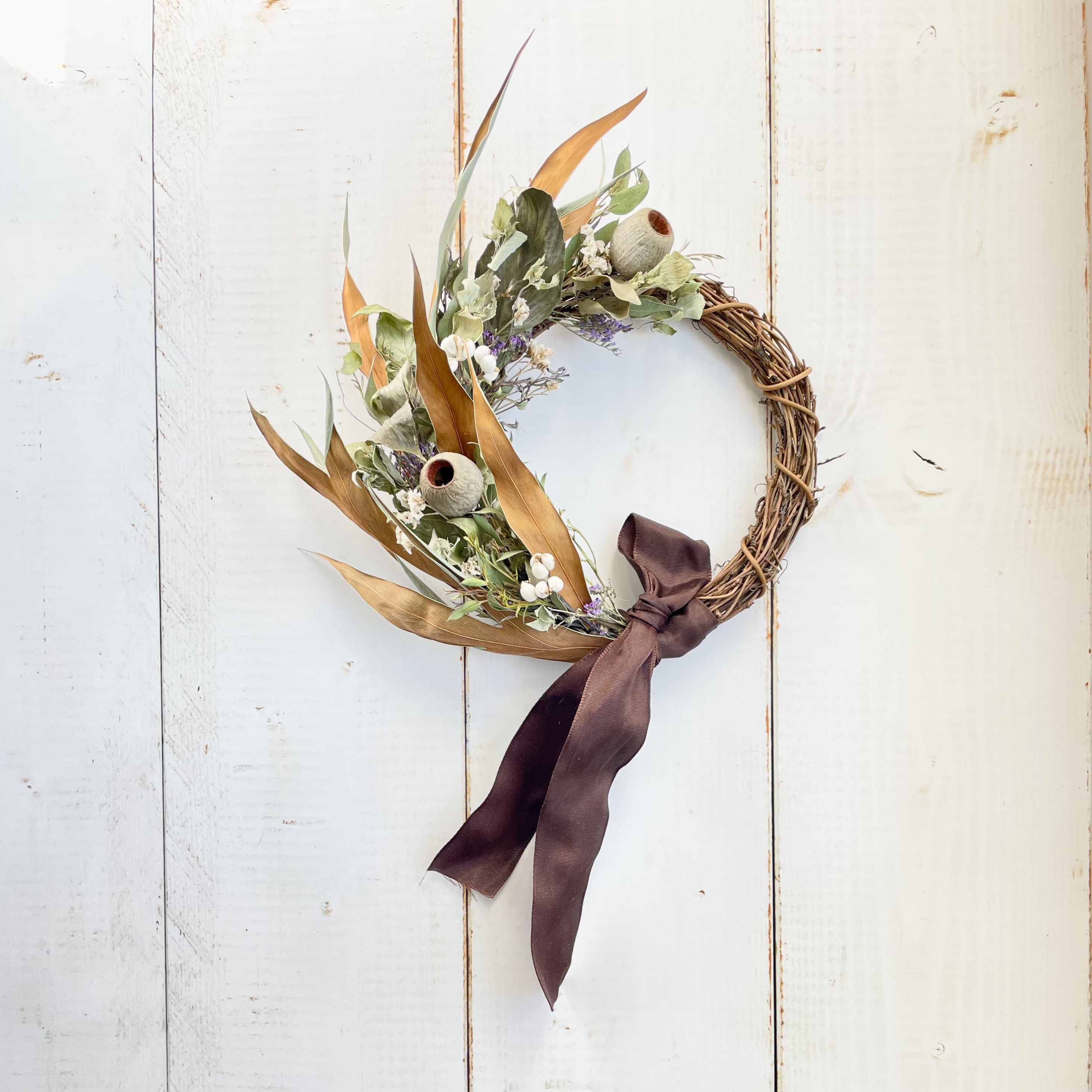 表と裏で異なる色を持つ葉 グレビリアゴールドのリース ドライフラワー  