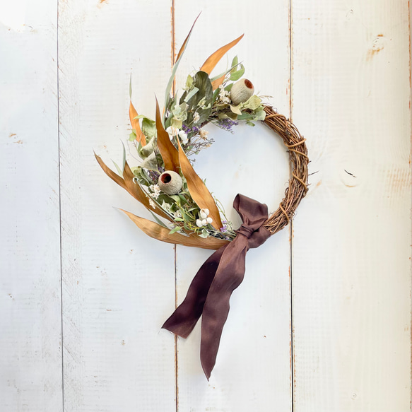 表と裏で異なる色を持つ葉 グレビリアゴールドのリース ドライフラワー  