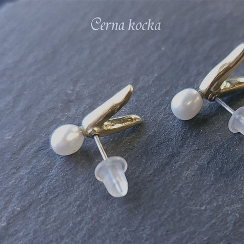 p592 パール付き真鍮V字2wayピアス ピアス（スタッド・一粒） ビーズ屋