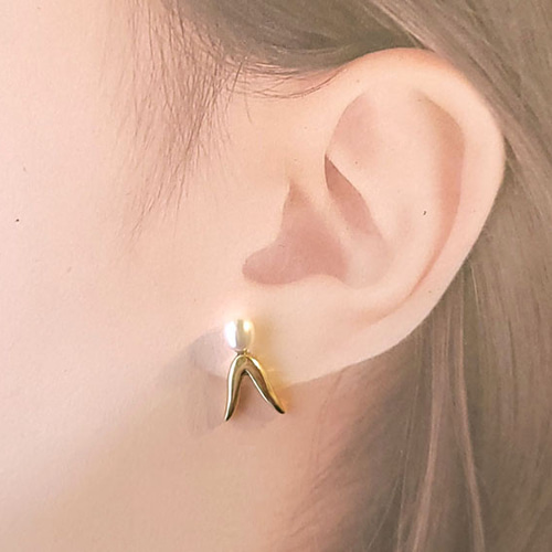 p592 パール付き真鍮V字2wayピアス ピアス（スタッド・一粒） ビーズ屋