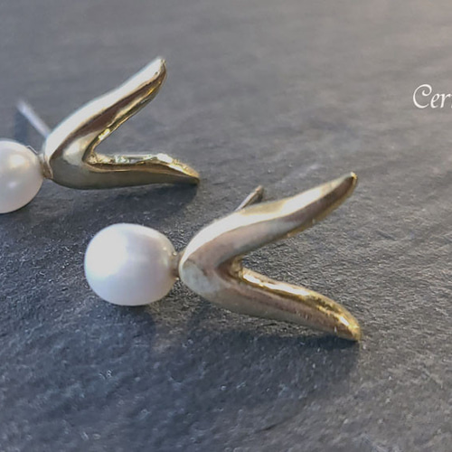 p592 パール付き真鍮V字2wayピアス ピアス（スタッド・一粒） ビーズ屋