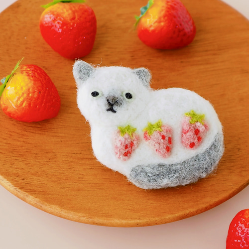 うららかな春の訪れ＊いちごをまとう猫さんブローチ 猫の日 母の日