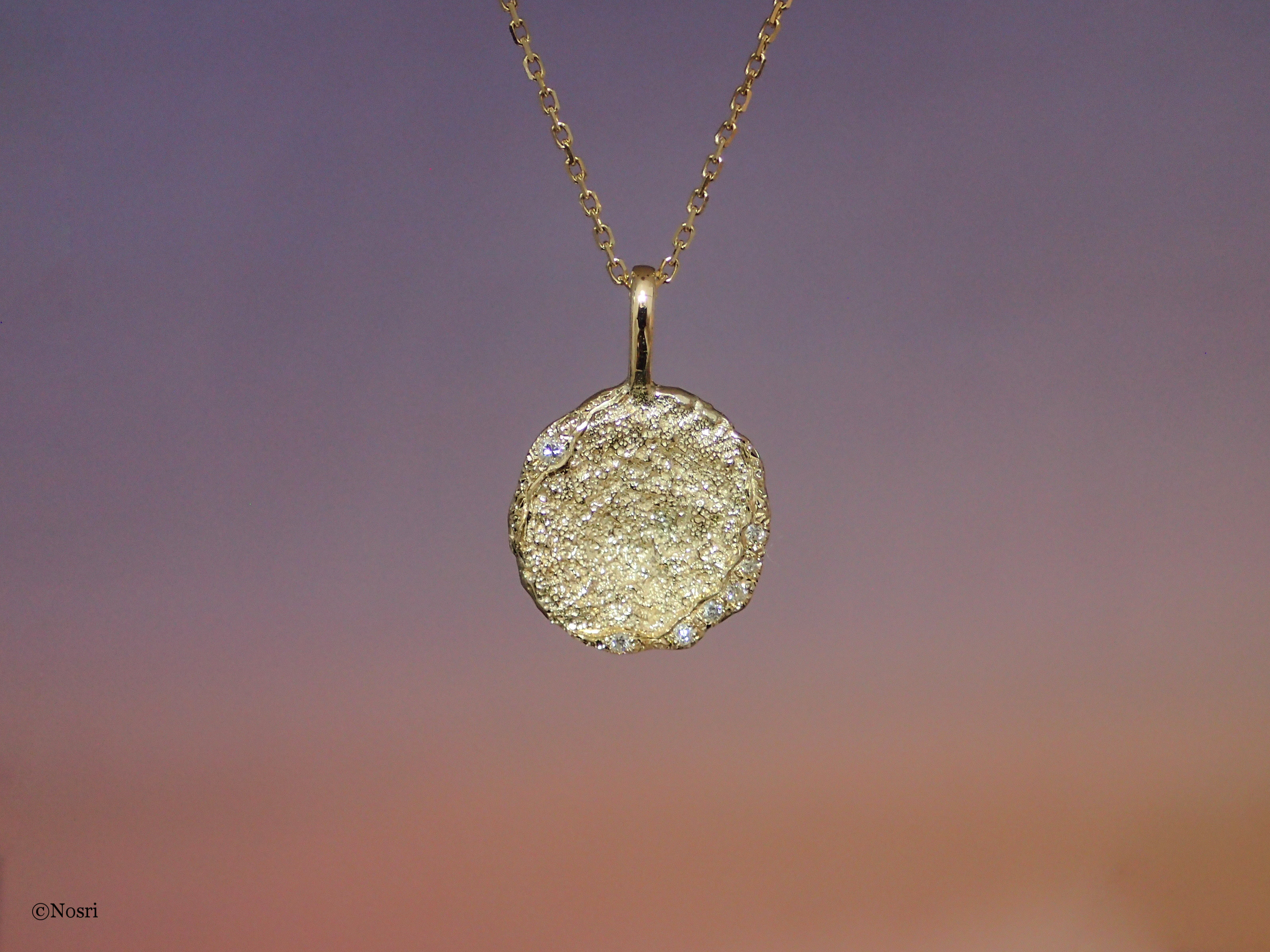 おぼろ月のペンダント Mサイズ (ダイヤモンド K10YG）