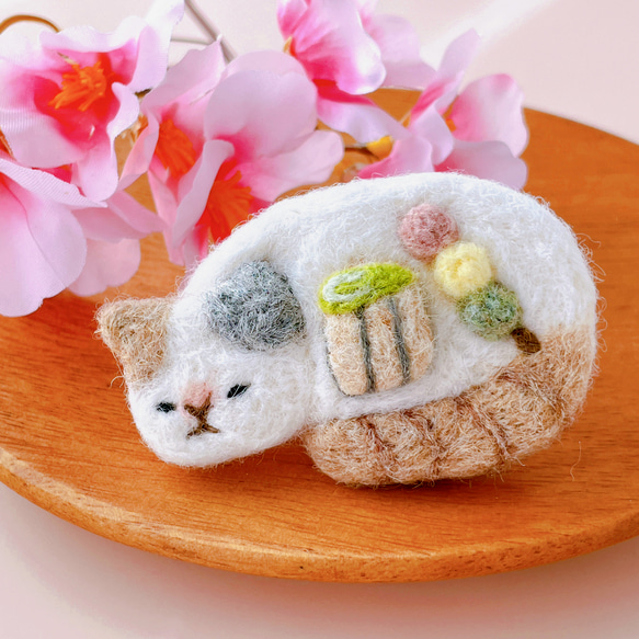 うららかな春の訪れ＊花より団子な猫ブローチ 猫の日2024 春色 