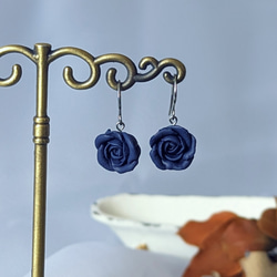 クレイ ピアス／イヤリング：Rose Blue 〜 紺碧の薔薇 〜 4枚目の画像