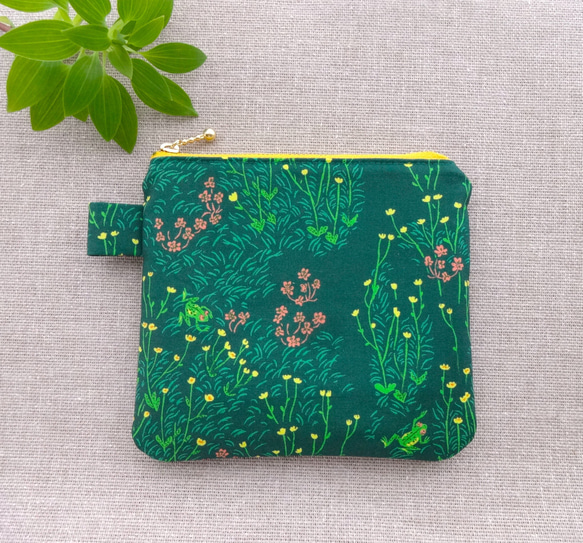 ＊野の草花とカエル１＊コットンフラットポーチ＊ファスナー１４cm＊USAコットン＊Windham Fabrics＊ 1枚目の画像