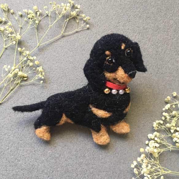 羊毛フェルト ダックスフンド ブラックタン ブローチ ブローチ CHIRA