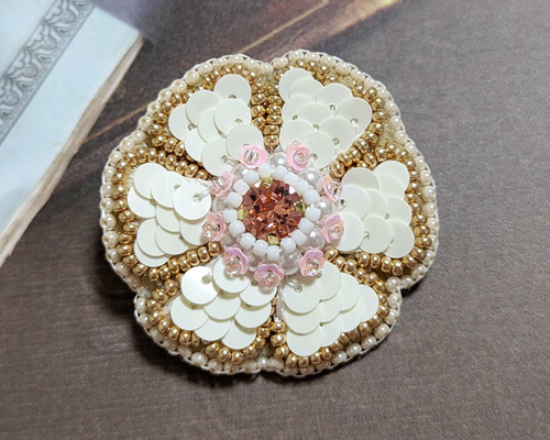 here's フラワーデザインブローチ 桜 手刺繍ブローチ ビジュー スパンコール ビーズ フラワー