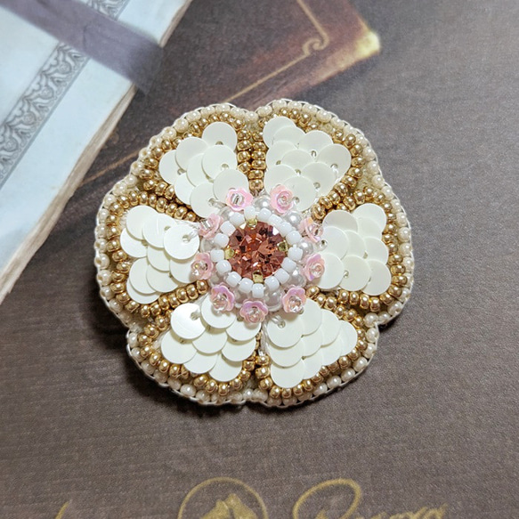 ブローチ】ビーズ刺繍 お花の形 フラワー スパンコール ブローチ yuri 