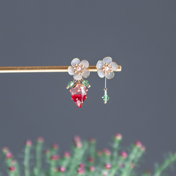 お得セットいちごの花摘み耳飾りとネックレス 2枚目の画像