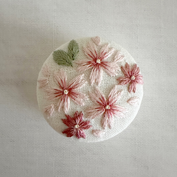 〈刺繍キット〉桜の刺繍ブローチ -丸 - 1枚目の画像