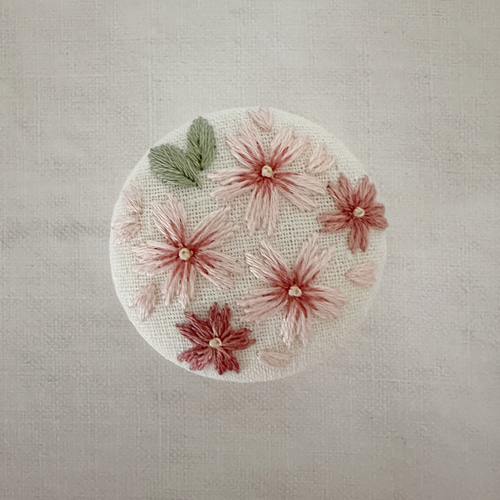 【専用】ハンドメイド　刺繍フレーム　刺繍ブローチ 刺繍キット〉桜の刺繍ブローチ -丸 - キット Marguerite刺繍教室