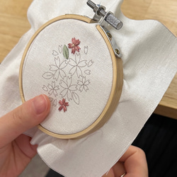 〈刺繍キット〉桜の刺繍ブローチ -楕円 - 3枚目の画像