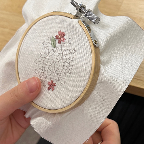 刺繍キット〉桜の刺繍ブローチ -楕円 - キット Marguerite刺繍